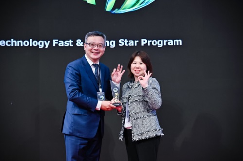 Natalie Chan, Deloitte China audit and assurance partner, awarding the Hong Kong Rising Star prize to Jeffrey Ren, CEO of OKLink, November 2019